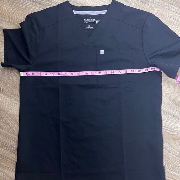 Fabletics Men's Helix 1-Pocket Scrub Top Black V-Neck Shirt sz M - Picture 6 of 9